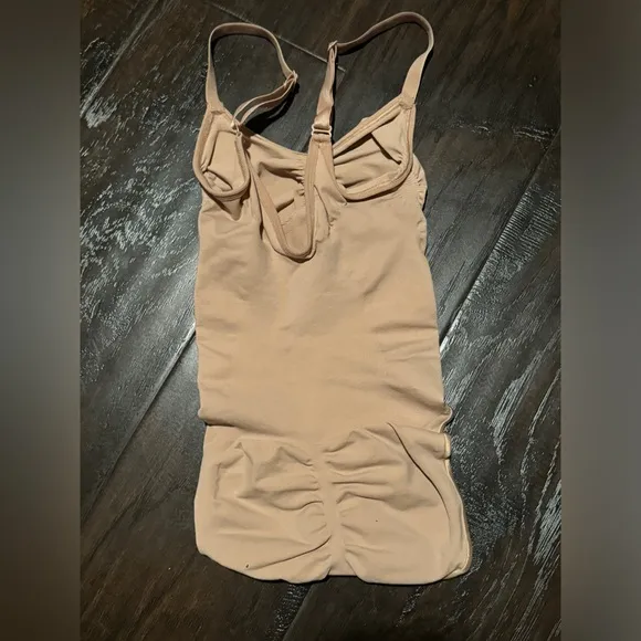 👸🏻 NWOT! SKIMS Seamless Sculpt Brief Bodysuit