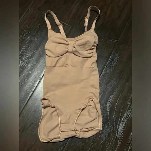 👸🏻 NWOT! SKIMS Seamless Sculpt Brief Bodysuit