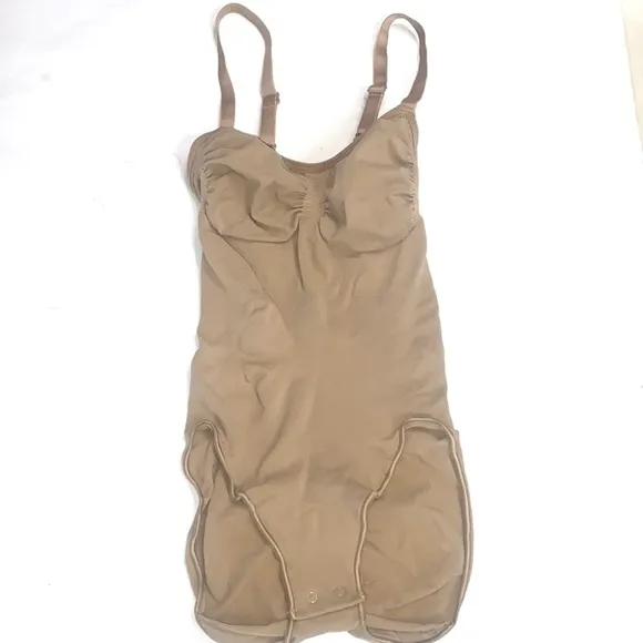 (B10) NEW SKIMS Shapewear seamless sculpt brief Bodysuit, Size S/M, NWOT