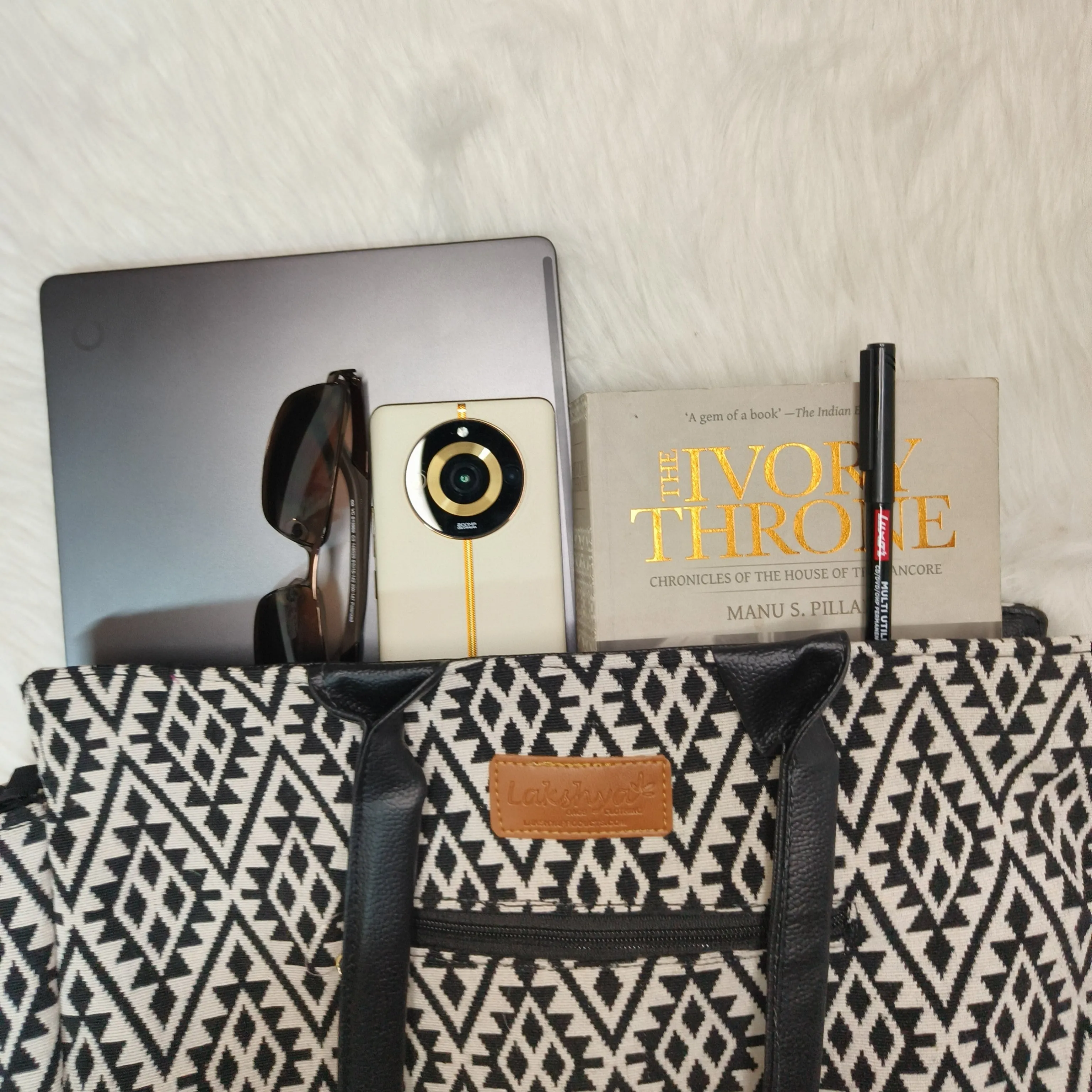 Chic Laptop Totes Black Colour with zig zag Design.