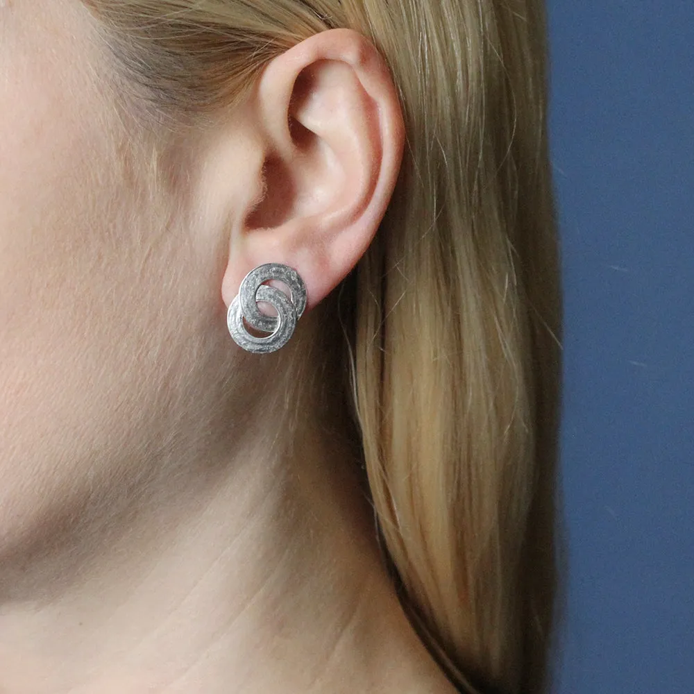 Interlocking Patterned Rings Post Earring