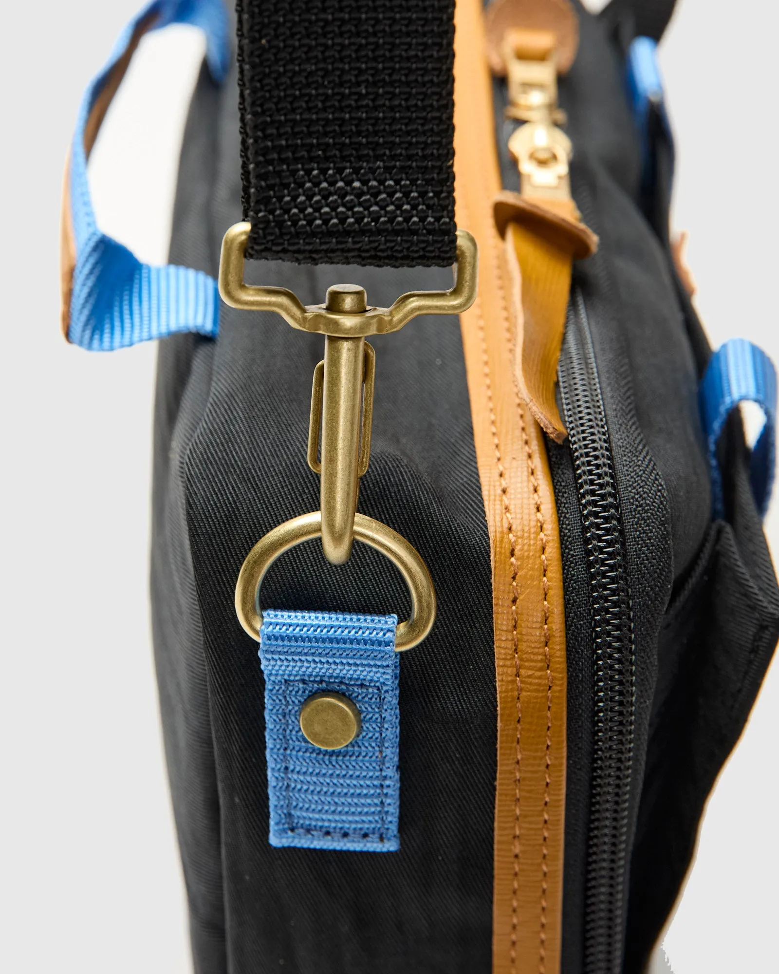 Link Shoulder Bag v2 in Black