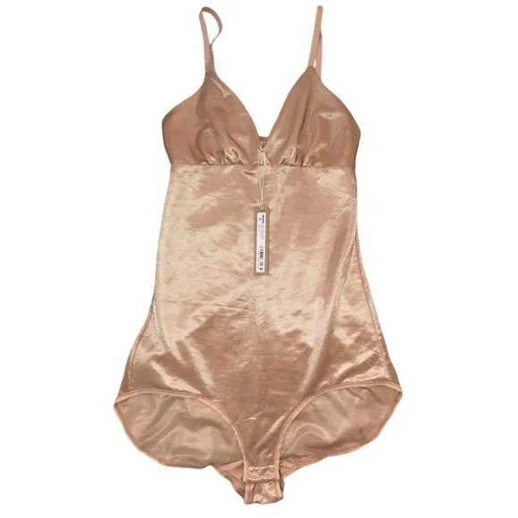 NWT SKIMS Barely There Shape-wear Bodysuit Brief w/ snaps in Clay