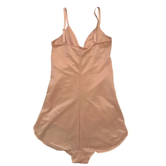 NWT SKIMS Barely There Shape-wear Bodysuit Brief w/ snaps in Clay