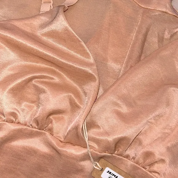 NWT SKIMS Barely There Shape-wear Bodysuit Brief w/ snaps in Clay