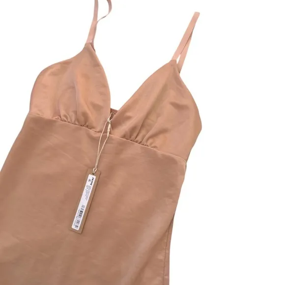 NWT SKIMS Barely There Shape-wear Bodysuit Brief w/ snaps in Clay