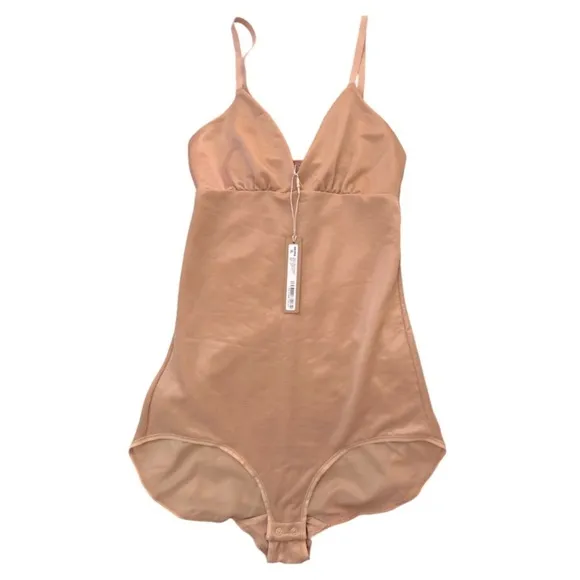 NWT SKIMS Barely There Shape-wear Bodysuit Brief w/ snaps in Clay