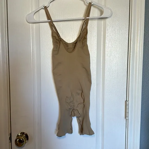SKIMS seamless sculpt mid thigh bodysuit size Medium