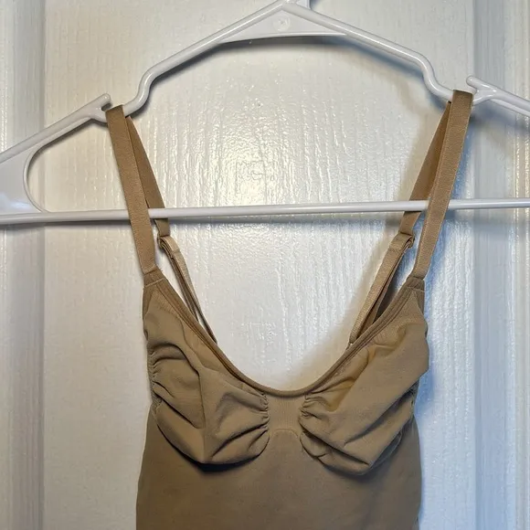 SKIMS seamless sculpt mid thigh bodysuit size Medium