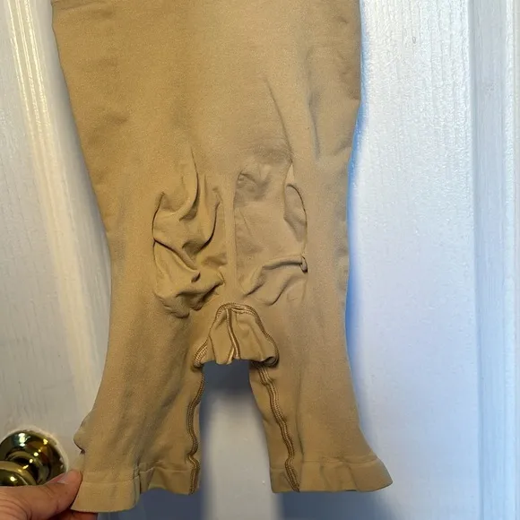 SKIMS seamless sculpt mid thigh bodysuit size Medium