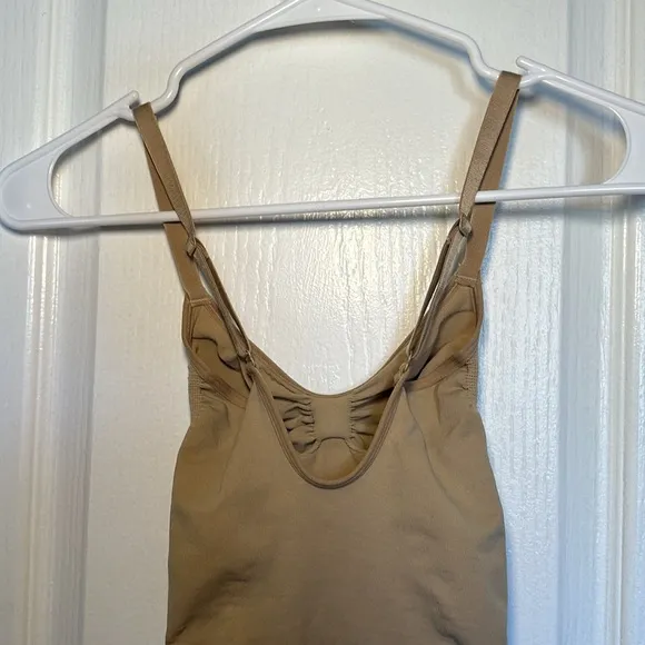 SKIMS seamless sculpt mid thigh bodysuit size Medium