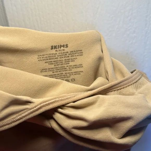 SKIMS seamless sculpt mid thigh bodysuit size Medium