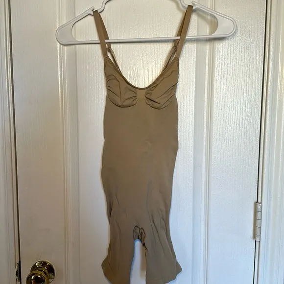 SKIMS seamless sculpt mid thigh bodysuit size Medium