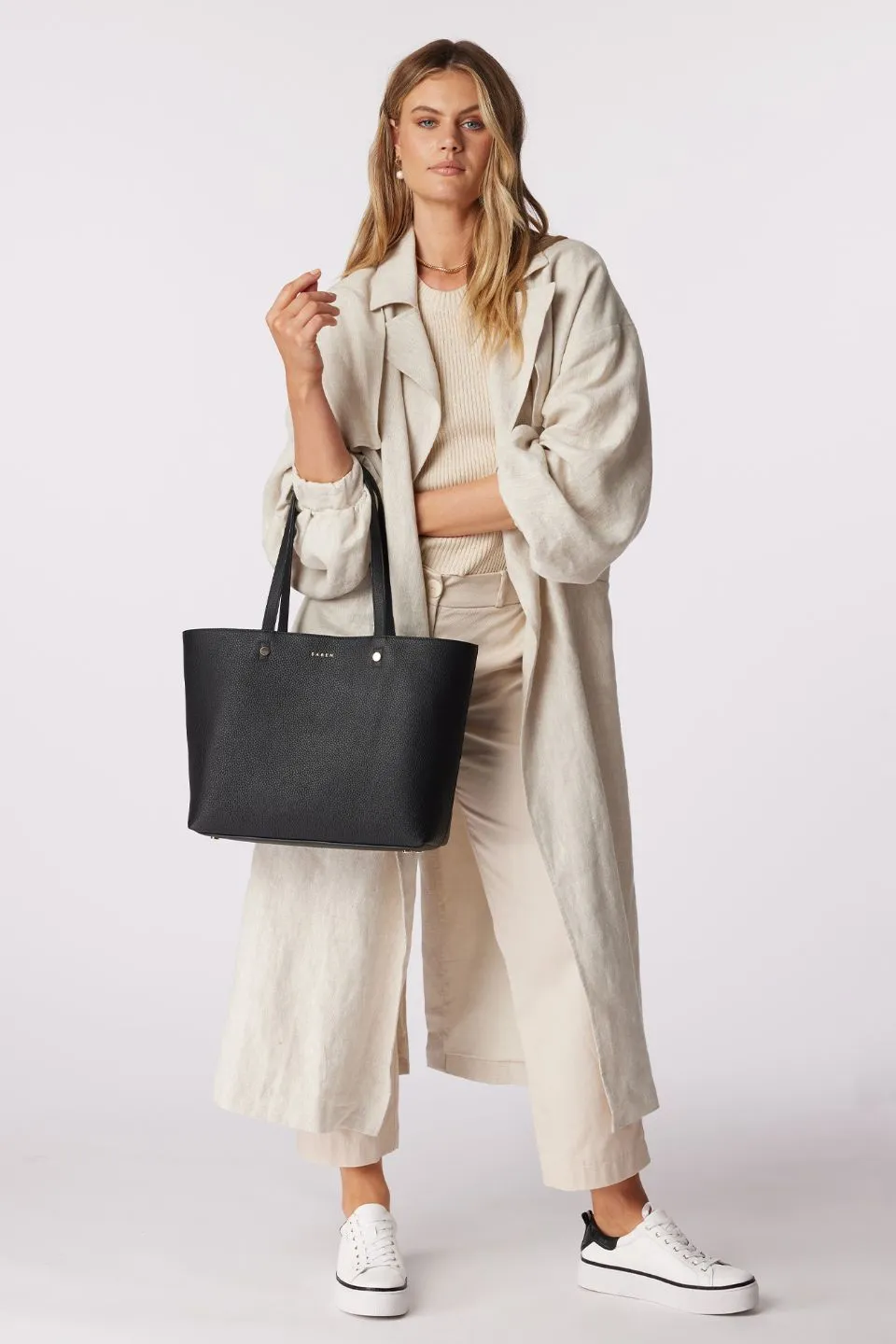Tilbury Leather Shoulder Bag Black   Prussian